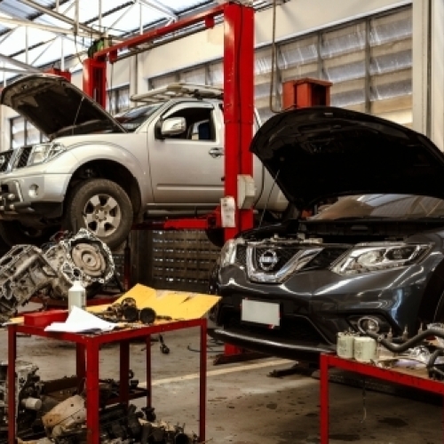 Bilværksted i Frederikssund med biler på lifte – dækskifte og service hos A2 Dry Wash.