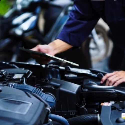 Mekaniker udfører bilservice og motoreftersyn på bil i Frederikssund