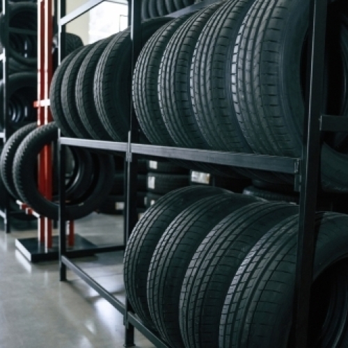 Professionelt dæklager hos A2 Dry Wash – klar til dækskifte i Frederikssund.