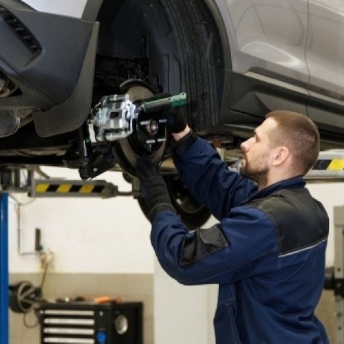 ekaniker justerer bremser på bil i forbindelse med dækskifte og service hos A2 Dry Wash