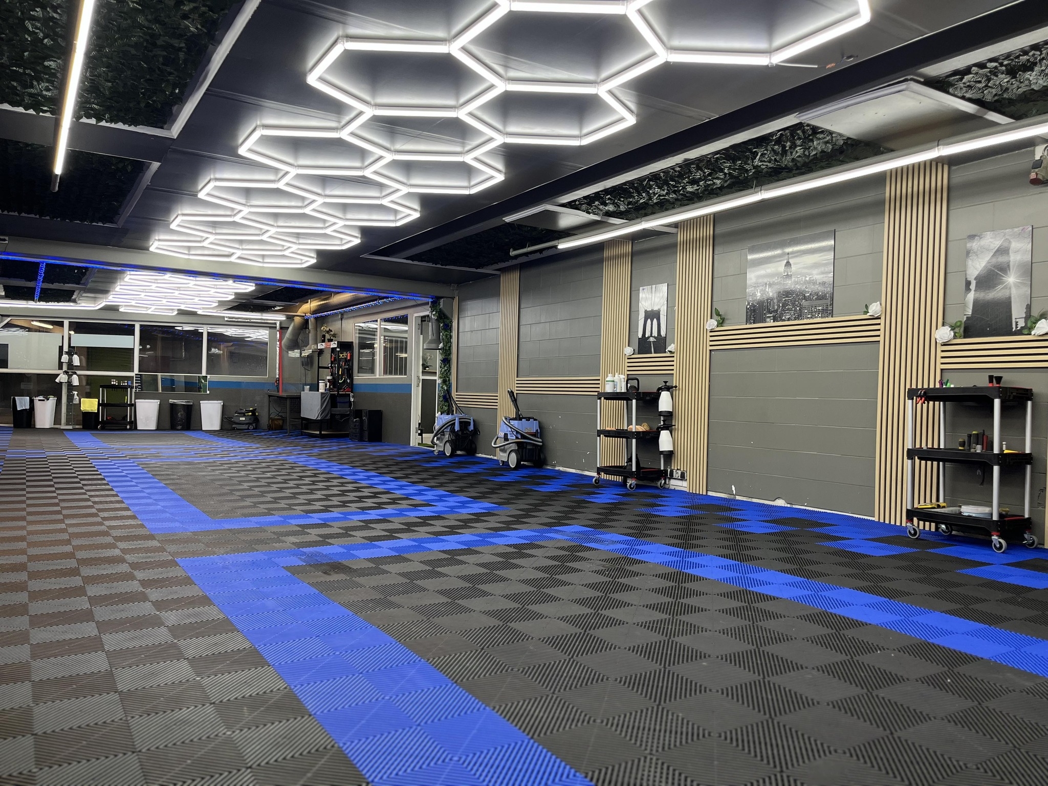 Moderne bilplejeværksted hos A2 Dry Wash med specialgulv og professionelt udstyr